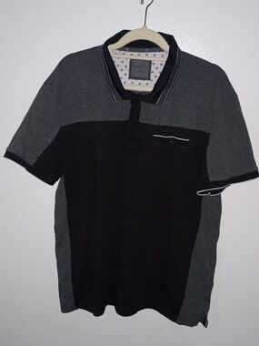 Source Unknown Men’s Two-Tone Black and Charcoal Polo